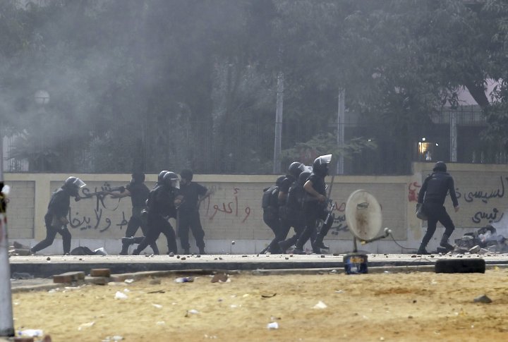 Столкновения сил безопасности с членами Мусульманского братства и сторонниками свергнутого президента Египта Мохаммеда Мурси в Каире 14 августа 2013 года. Фото ©REUTERS