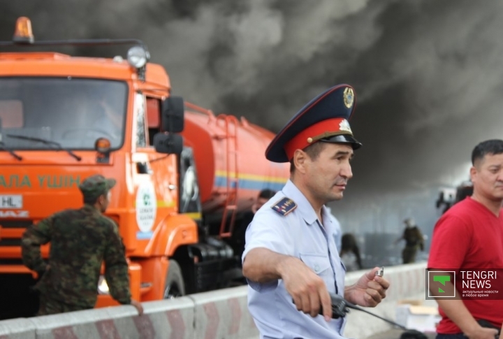 Полиция предупреждает об опасности нахождения в эпицентре событий. Фото Роза Есенкулова©