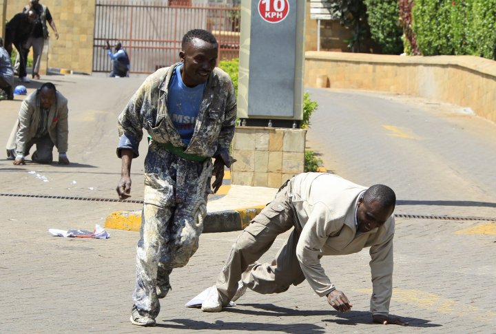Строительные рабочие убегают из торгового центра в Найроби 21 сентября 2013 г. Фото ©REUTERS
