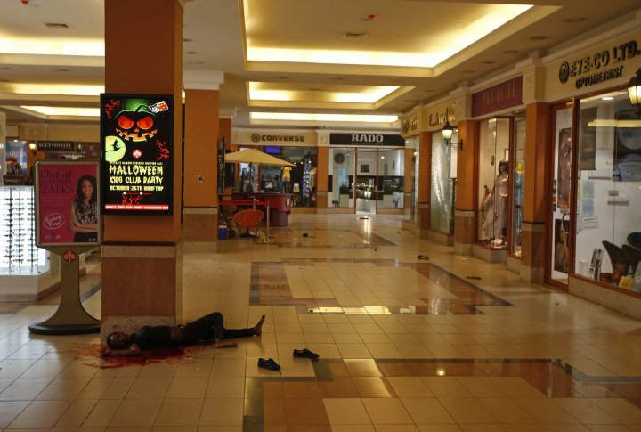Тело женщины в торговом центре Вестгейт в Найроби, 21 сентября 2013 г. Фото ©REUTERS