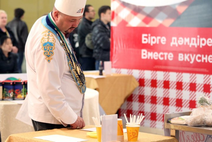 Александр Трегубенко изучает меню участников. Фото ©Ярослав Радловский