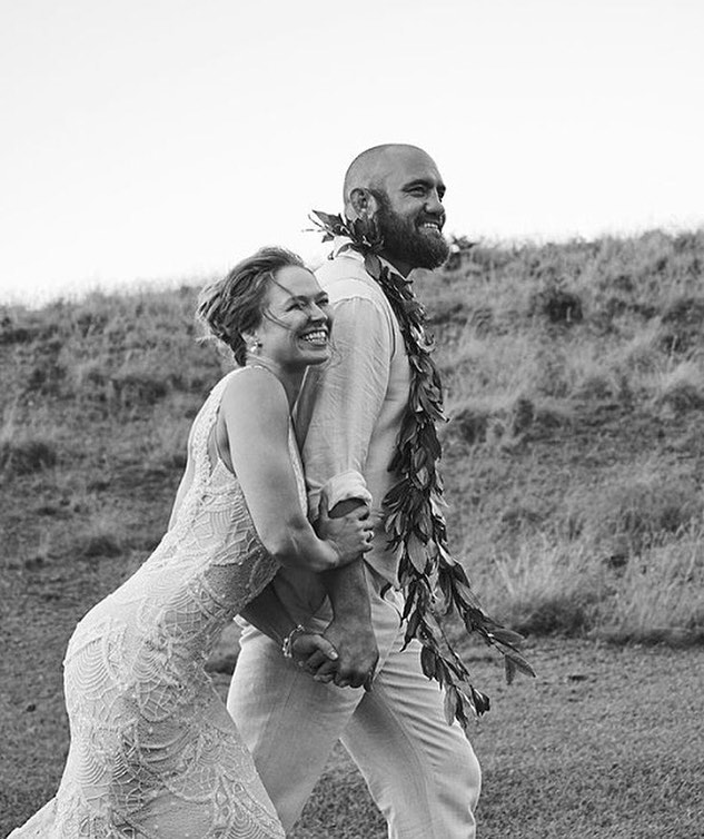 Боец UFC Ронда Роузи вышла замуж на Гавайях