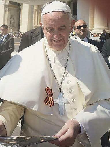 Папа Римский публично надел георгиевскую ленту