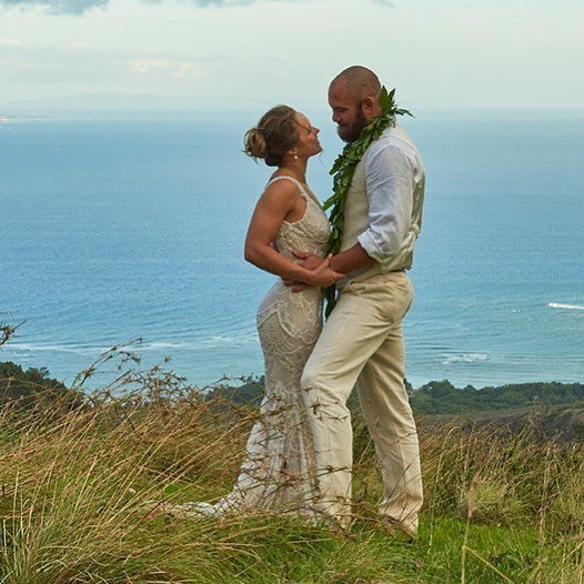Боец UFC Ронда Роузи вышла замуж на Гавайях