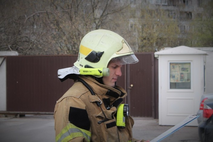 При тушении пожара на складе в столице России пропали восемь служащих МЧС