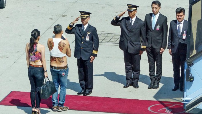 Тайский принц удивил своим внешним видом в аэропорту Мюнхена