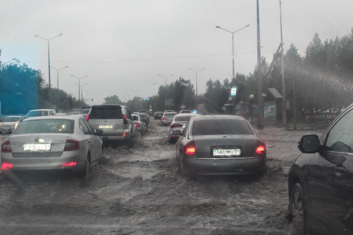 Улицы Астаны вновь затопило