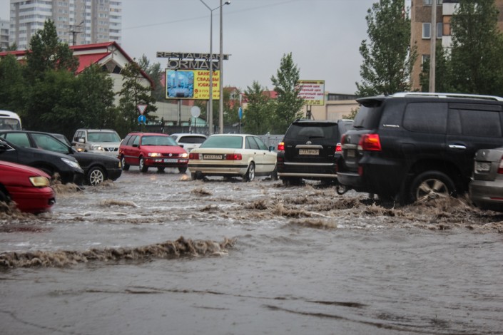 Улицы Астаны вновь затопило