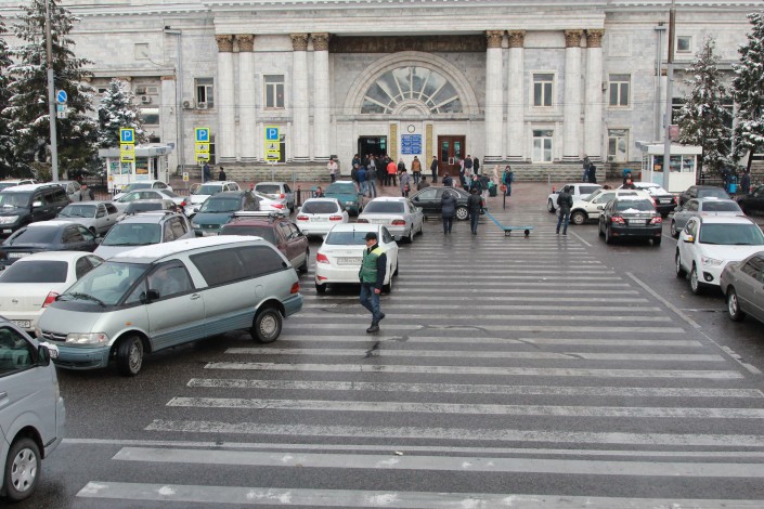 В Алматы, вопреки запрету акимата с 1 ноября взимать плату на всех автопарковках тротуарного типа