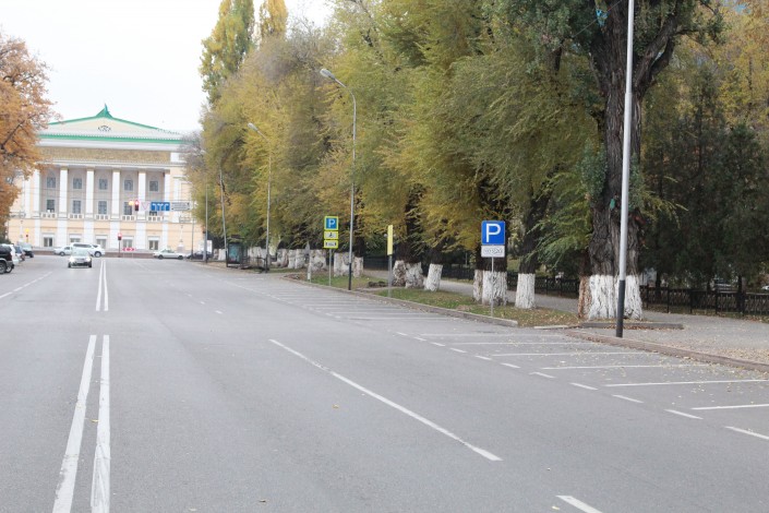 В Алматы, вопреки запрету акимата с 1 ноября взимать плату на всех автопарковках тротуарного типа