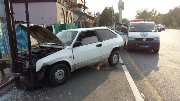 В Алматы автомобиль сбил девушку и врезался в остановку