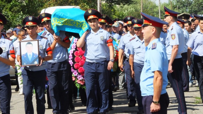 Погибшего в Алматы инспектора ДПС похоронили в родном селе