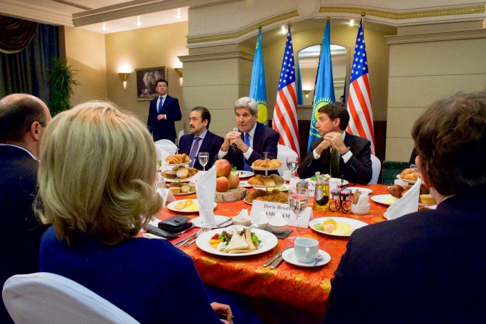 Премьер-миниcтр Казахстана Карим Масимов позавтракал с госсекретарем США Джоном Керри