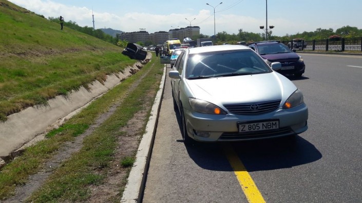 Девушка-водитель и четверо детей пострадали в ДТП на ВОАД в Алматы