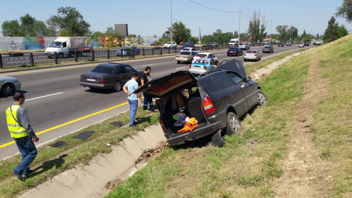 Девушка-водитель и четверо детей пострадали в ДТП на ВОАД в Алматы