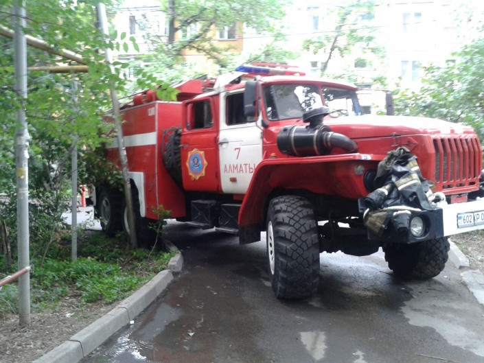 Из горящего жилого дома в Алматы были эвакуированы более 100 человек