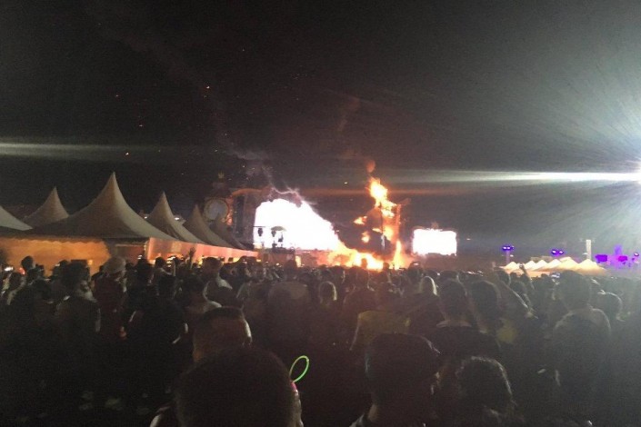 Сцена фестиваля в Барселоне "взорвалась огнем": 22 тысячи человек эвакуированы