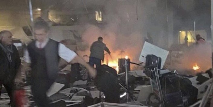 Три взрыва прогремели в аэропорту Стамбула, много пострадавших