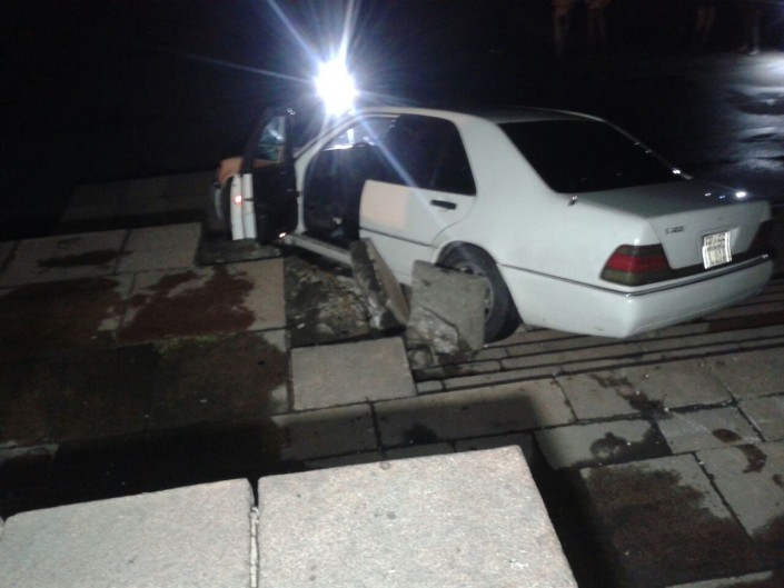 Пьяный водитель Mercedes проехался по лестнице у здания КБТУ в Алматы