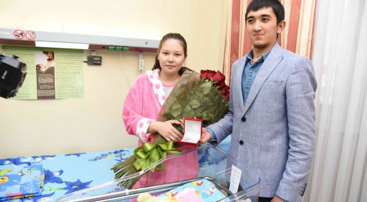 Миллионный житель Алматы пожелал счастья миллионной астанчанке