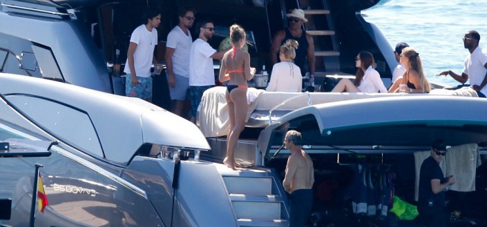 Ди Каприо и российский олигарх устроили вечеринку с моделями на Ибице