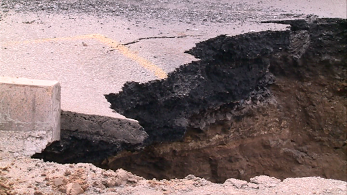 В акимате назвали причины обвала асфальта на дороге в Караганде