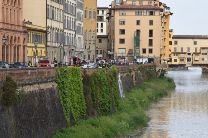 В центре Флоренции из-за проседания грунта в яму провалились 20 авто