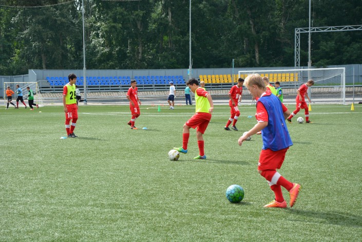 В ВКО детей учат играть в футбол по методике Месси