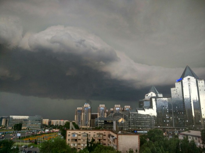Алматы накрыла тьма, и на город обрушился ливень с градом