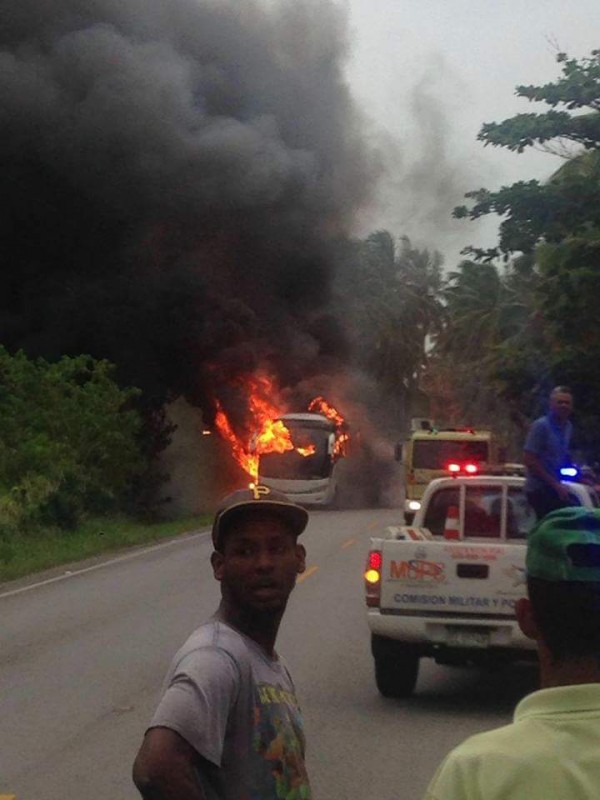 Несколько туристов не смогли выбраться из горящего автобуса в Доминикане