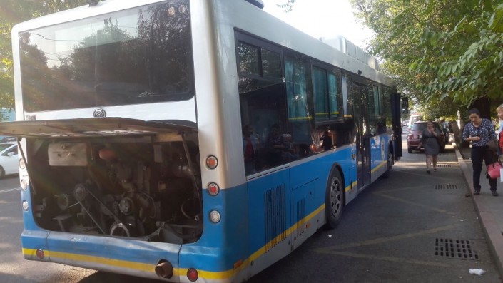Автомобиль "подрезал" автобус в Алматы: пострадали четыре пассажира