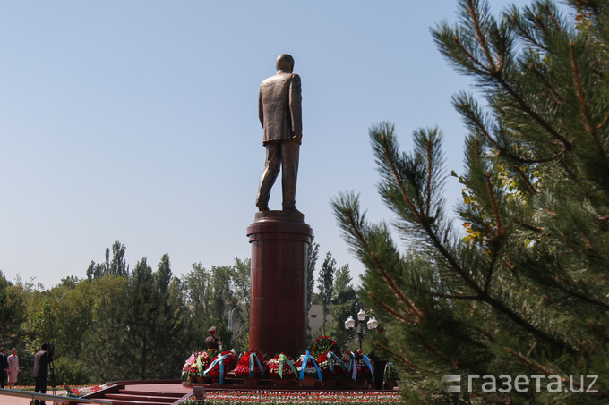 Памятник Каримову установили в Ташкенте