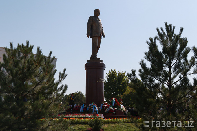 Памятник Каримову установили в Ташкенте