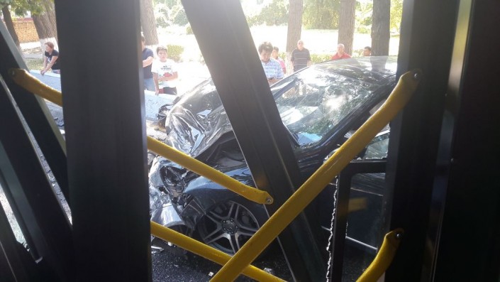 Жуткое ДТП с автобусом произошло в Алматы: Девушка на Mercedes вылетела на встречку