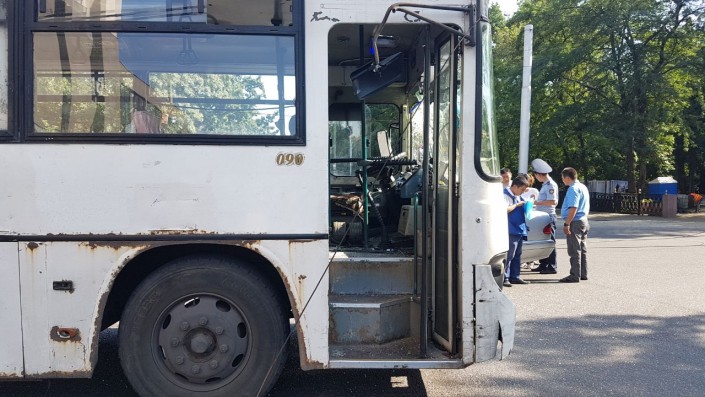 Сорванные троллейбусные провода разбили стекла автобуса в Алматы