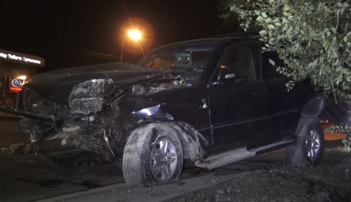 Lexus врезался в дерево и едва не взорвался в Алматы