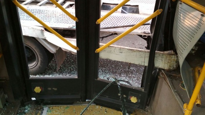Автобус столкнулся с эвакуатором в Алматы