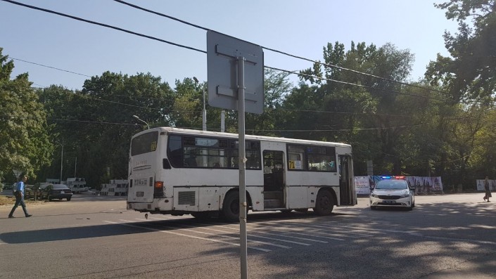 Сорванные троллейбусные провода разбили стекла автобуса в Алматы