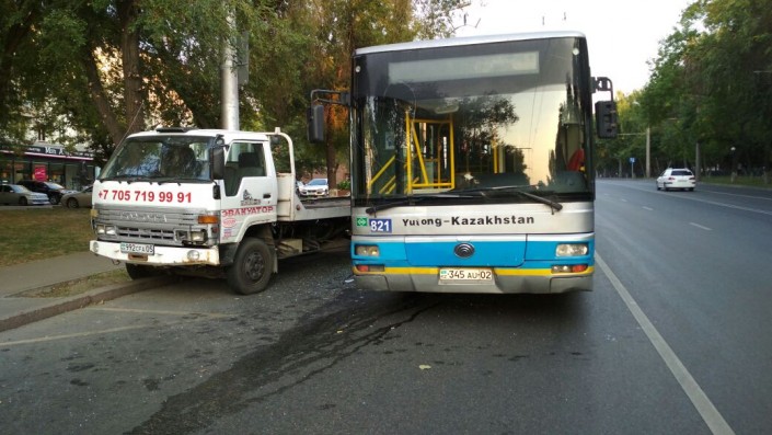 Автобус столкнулся с эвакуатором в Алматы