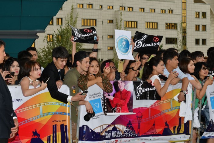 Кинофестиваль "Евразия" в Астане. Фанаты не отпускали актеров с красной дорожки