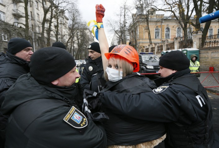 «Рошен» и Достоинство. Активистки Femen разделись под офисом Порошенко