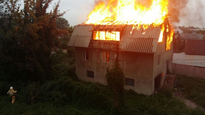 Жилой дом загорелся рядом с ВОАД в Алматы