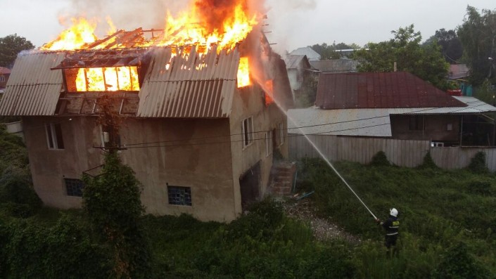 Жилой дом загорелся рядом с ВОАД в Алматы