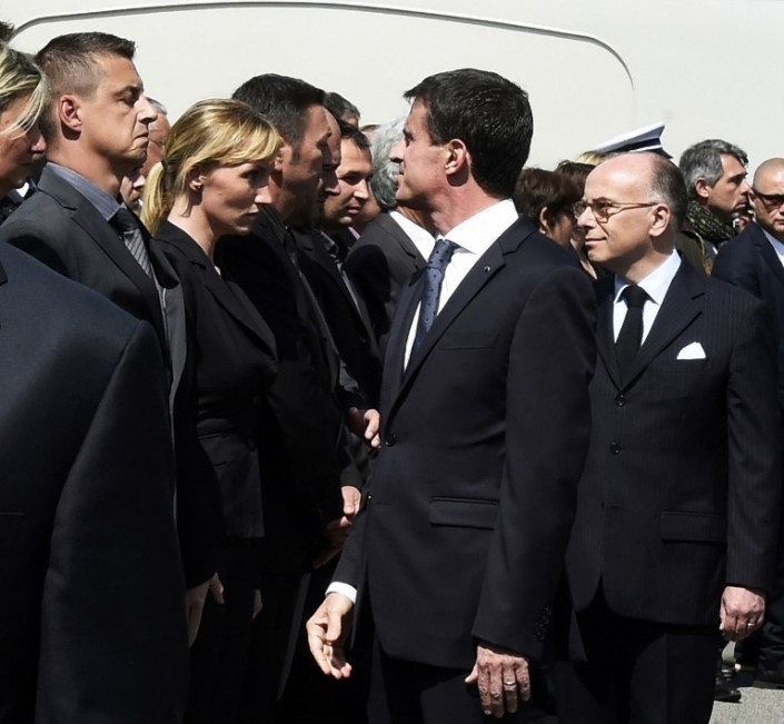 Полицейский во Франции отказался пожать руку президенту и премьеру страны