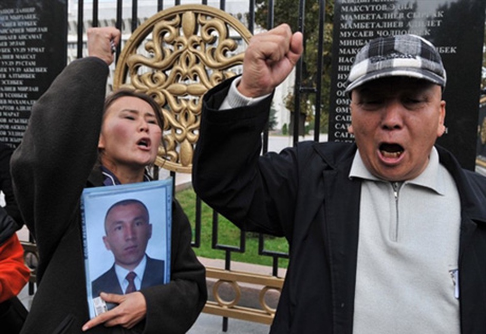 Родственники погибших в апрельских беспорядках в Бишкеке у здания Правительства. Фото РИА НОВОСТИ©