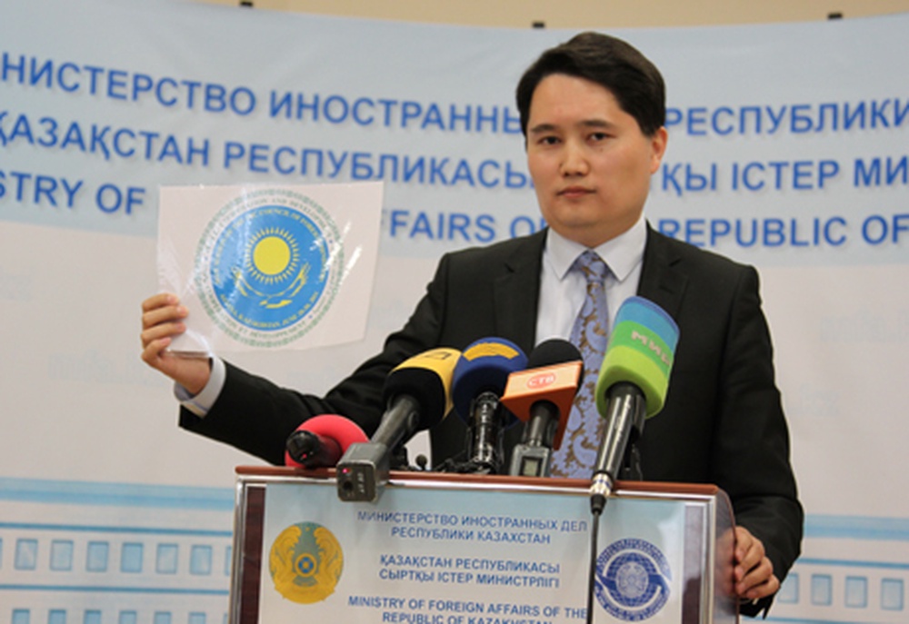 Аскар Абдрахманов представляет логотип председательства Казахстана в СМИД ОИК