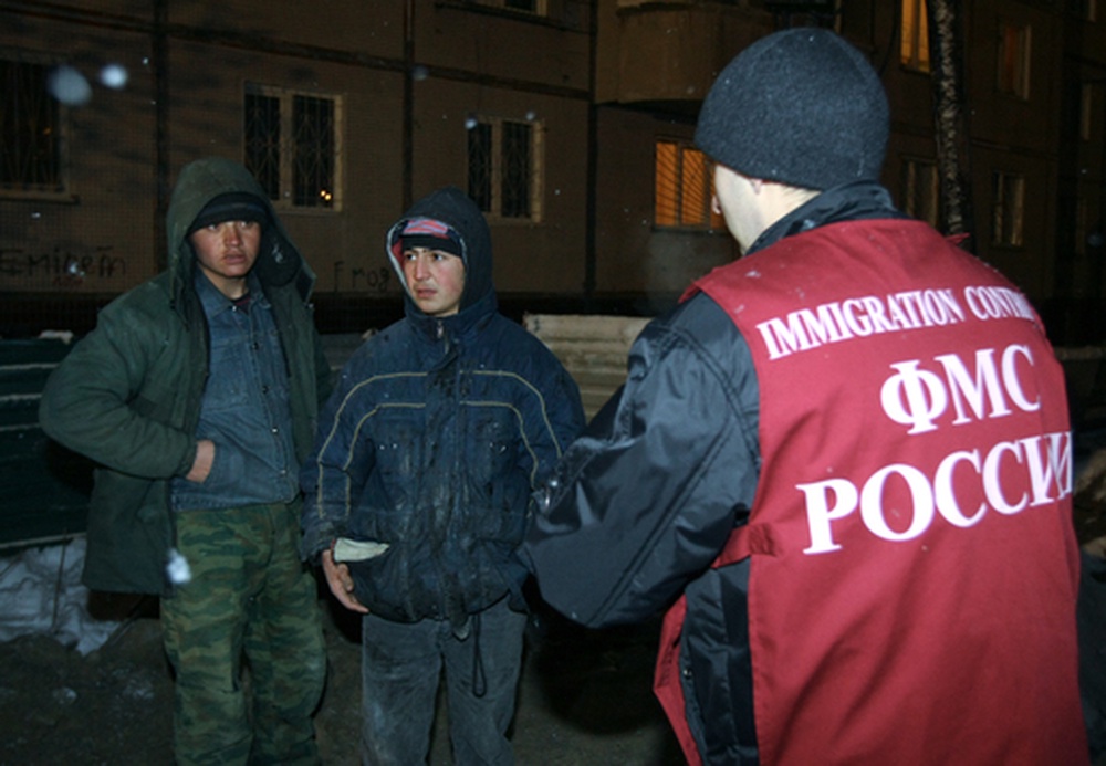 Сотрудник федеральной миграционной службы России проводит проверку. ©РИА НОВОСТИ