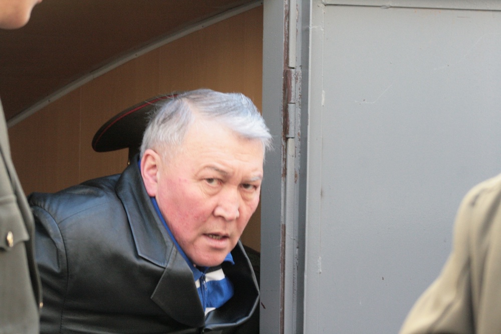 Жаксылык Доскалиев в авто для перевозки следственно-арестованных