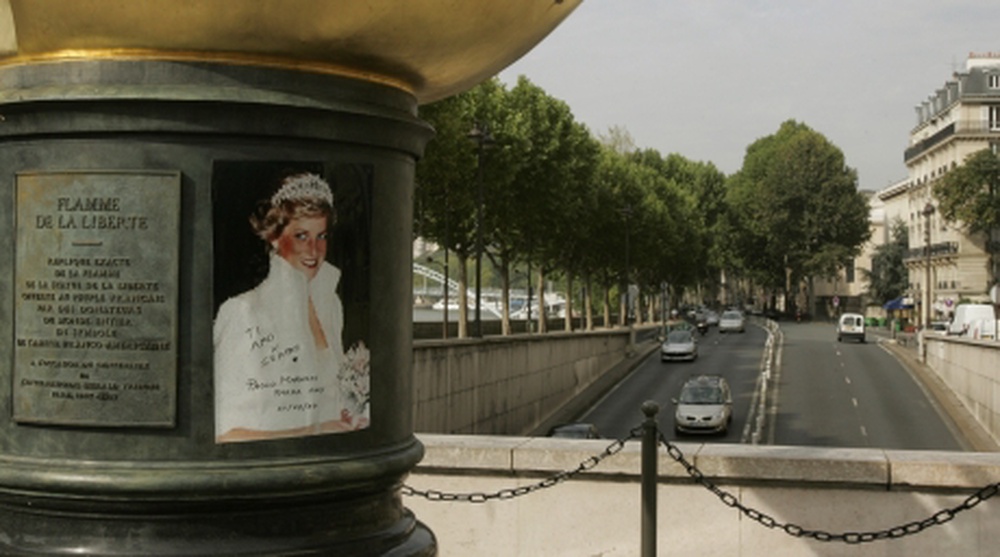 Портрет принцессы Дианы у места гибели в Париже. ©REUTERS/Benoit Tessier