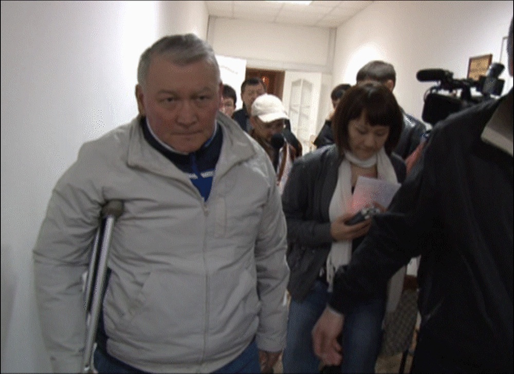 Впервые после заседания суда Доскалиев идет не в СИЗО